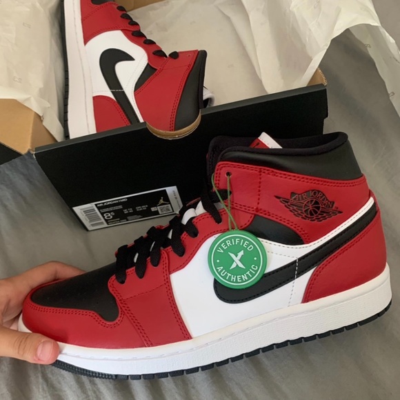 air Jordan 1 mid Chicago toe - Picture 1 of 2